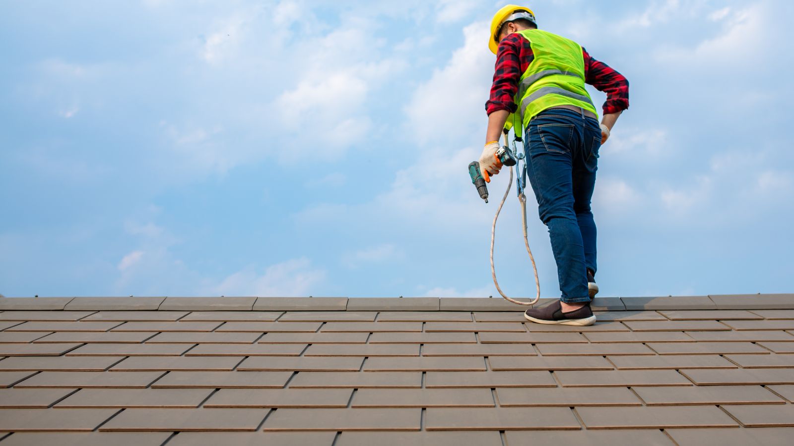 Réparation de toiture — fuite, tuiles, solins
